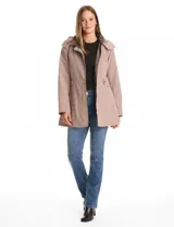 Gabardina impermeable de alta densidad color beige, con capucha desmontable, cierre metálico oculto bajo cartera con botones a presión dorados y forro interno desmontable.