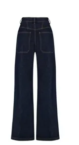 Jean de mezclilla azul oscuro, tiro alto, corte ancho y pierna acampanada. Presenta un diseño de talle alto con costuras frontales que simulan un cruce o doblez.