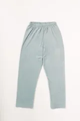 Pijama de dos piezas color rosa pálido, confeccionado en terciopelo. La camisa es de manga larga con botones frontales y bolsillo en el pecho. El pantalón es de corte recto con cintura elástica.