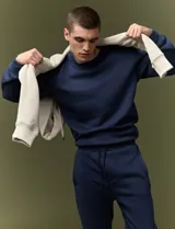 Pantalón jogging de tejido circular con cintura elástica y cordón ajustable. Presenta puños elastizados en el ruedo y bolsillos laterales.