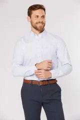 Camisa de vestir celeste con rayas verticales blancas, de manga larga, con cuello abotonado, bolsillo en el pecho y logo bordado.