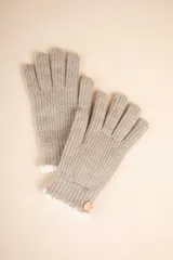 Guantes de lana color gris con borde tejido blanco.