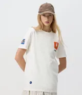 Remera blanca de algodón con cuello redondo y mangas cortas, con diseño estampado de Miffy en el pecho y detalles gráficos en la manga.
