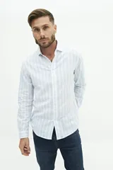 Camisa de manga larga de lino y algodón, color blanco con rayas verticales en tonos gris y beige. Presenta un corte semi slim y un pequeño logo bordado en el pecho.