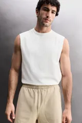 Musculosa de corte relajado confeccionada en tejido compacto de algodón, con cuello redondo y sisas con acabado irregular. Pertenece a la línea Zara Athleticz.