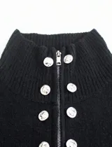 Cardigan de punto gris con cuello alto, cierre frontal de cremallera y doble hilera de botones decorativos metálicos. Diseño de manga larga y corte recto.