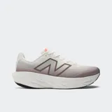 Championes de running New Balance 1080 v14, con tecnología de amortiguación Fresh Foam X en la entresuela. Presenta un diseño en tonos beige y malva, con parte superior de malla técnica transpirable y suela de caucho para mayor durabilidad.