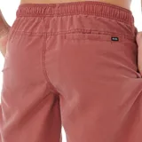 Short de baño Rip Curl color rojo con efecto desteñido, cintura elástica con cordón ajustable bicolor y bolsillos laterales. Cuenta con una pequeña etiqueta con el logo de la marca en el borde inferior.