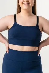 Top deportivo azul marino de algodón con breteles elásticos negros regulables y faja ancha doble tela.