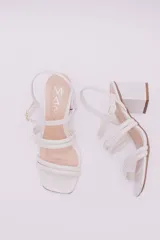 Sandalias rojas de charol con dos tiras en el empeine, tira fina con hebilla en el tobillo y tacón cuadrado.