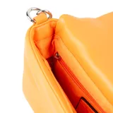 Bandolera XL confeccionada en símil cuero liso acolchado de color naranja, formato rectangular con solapa. Incluye una correa regulable, herrajes plateados y detalles de cadena decorativa al frente y en los laterales.