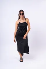 Vestido midi negro de breteles finos con frunce en el escote.