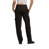 Pantalón cargo Puma de color negro con cintura elástica y bolsillos laterales tipo cargo en ambas piernas. Presenta el logo de la marca bordado en blanco en la parte superior izquierda.