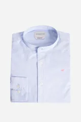 Camisa de lino con cuello mao y fit semi slim.