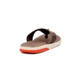 Chanclas negras con base texturizada y tiras anchas grises con detalles en rojo.