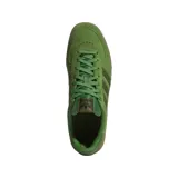 Championes Adidas Glenburn de color verde, confeccionados en gamuza con las clásicas tres tiras en los laterales en tono verde oscuro, suela de goma translúcida y detalles con el nombre del modelo y la marca en dorado.
