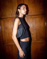 Musculosa negra con cuello alto y corte ajustado.
