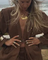 Brazalete rígido de diseño artesanal con textura irregular y acabado metálico, elaborado en bronce macizo.