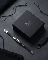 Pulsera masculina de diseño moderno, compuesta por una banda central de acero inoxidable con patrón geométrico estilo griego y laterales de goma negra.