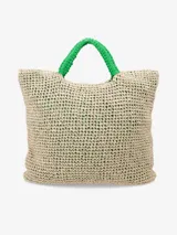 Bolso tipo tote grande confeccionado en papel tejido con trama calada estilo crochet, color beige, con asas de mano negras tejidas. Cuenta con interior forrado y bolsillo interno con cierre.
