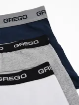 Pack de tres boxers de algodón con cintura elástica personalizada con el logo de la marca. Incluye un boxer negro, uno blanco y uno gris melange.