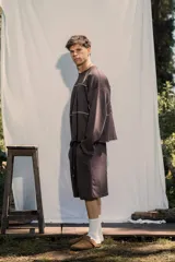 Bermuda de rústico liviano color marrón chocolate, con corte holgado y estampa sutil en el frente.