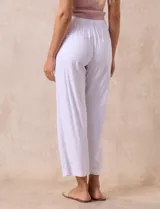Pantalón crop de corte recto, color blanco, con cintura elástica y cordón ajustable. Cuenta con bolsillos laterales y traseros.