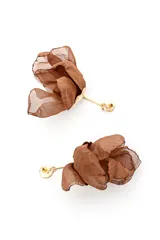 Aros colgantes dorados con diseño de flor de tela marrón translúcida y cierre de presión.