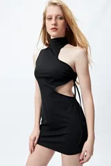 Vestido mini negro ajustado al cuerpo, con cuello halter, abertura en el pecho y cut-outs laterales con lazos ajustables.
