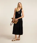 Vestido midi evasê Marfinno color negro, confeccionado en piquet de viscosa y poliamida. Presenta diseño sin mangas, escote en V y falda con recortes y volantes en la parte inferior.