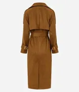Trench coat largo de gamuza sintética con cuello peaked, cierre frontal cruzado con botones y cinturón ajustable en la cintura. Presenta mangas largas con reguladores en los puños y forro interior.