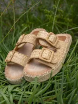 Sandalias beige con plataforma de yute, doble tira con hebilla y suela de goma.