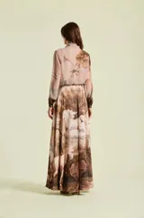 Blusa de mujer con estampado de paisaje y caballos, mangas largas y lazo en el cuello.