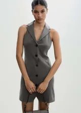 Vestido corto entallado de estilo chaleco, color gris con sutil estampado de rayas verticales. Presenta cuello con solapas, cierre frontal con botones y diseño sin mangas.