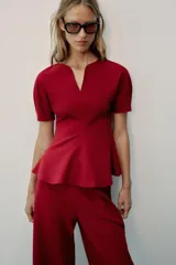 Pantalón de tiro medio y corte ancho, confeccionado en hilatura de algodón, con cintura elástica.