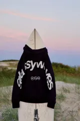 Sudadera con capucha negra, de manga larga, con estampado blanco en la espalda que dice "glassy waves" y otros símbolos.