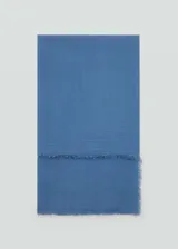 Fular rectangular de textura ligera y suave, color azul, con bordes terminados en flecos deshilachados.
