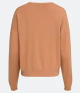 Buzo de punto color verde lima, con cuello redondo, manga larga y diseño de sisa desplazada.