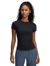 Remera deportiva Under Armour Meridian Core SS de color negro, de manga corta, cuello redondo y corte ajustado al cuerpo.