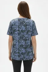 Remera de manga corta con cuello redondo a la base, confeccionada en algodón con diseño estampado de efecto abstracto.