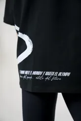 Remera oversize negra de algodón elastizado con estampado blanco en el frente.