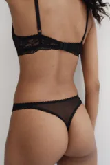 Pack de dos bombachas colaless de encaje color negro, con cintura de tiro medio y detalles de ondas en los bordes.