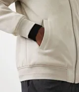 Chaqueta bomber azul marino lisa, con cierre frontal, cuello redondo y bolsillos laterales.