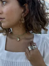 Aros colgantes con diseño orgánico inspirado en corales naturales, con acabado metálico brillante y cierre de perno con mariposa.