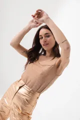 Top dorado de lurex con breteles finos.