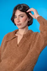 Sweater marrón de lana mohair y acrílico, con cuello polo vintage.