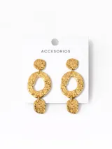 Aros colgantes dorados con diseño de formas orgánicas irregulares y textura martillada.