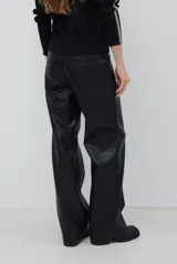 Pantalon de cuero sintetico con corte recto y tiro medio, con costuras verticales decorativas en el frente y bolsillos laterales.