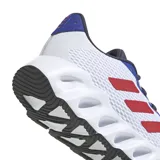 Championes de running Adidas Switch Run, con diseño moderno en color blanco, detalles en azul, rojo y gris oscuro. Presentan una entresuela de EVA con diseño de rebajes y suela Adiwear para mayor tracción.