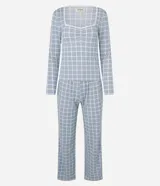 Pijama de dos piezas confeccionado en tejido rib con estampado de cuadros. La blusa es de manga larga, con escote cuadrado decorado con encaje y detalle fruncido en el busto. El pantalón presenta corte recto y cintura elástica.